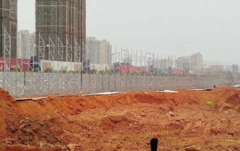 中梁一号院房地産8米高工程圍擋廣告牌施工安裝進行(háng / xíng)中......